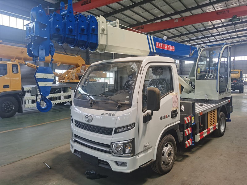 上汽藍(lán)牌吊車